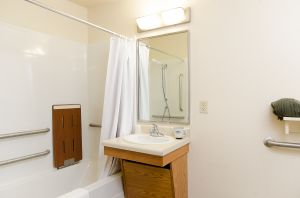 402071IntBathroomStaged57.jpg